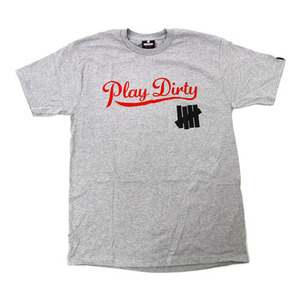 UNDEFEATED PLAY DIRTY SCRIPT TEE [3] 